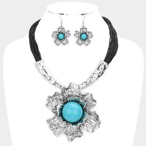 NWT Turquoise Antique Silver Metal Flower Pendant Faux Leather Necklace Set